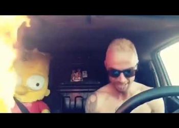 Sextou!! Muito louco com o Bart Simpson no carro.