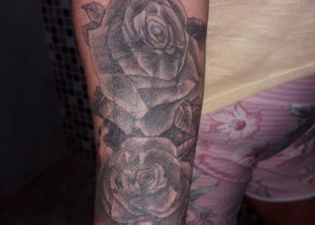 Dona de casa substitui tatuagem de pênis por flores porque não consegue emprego