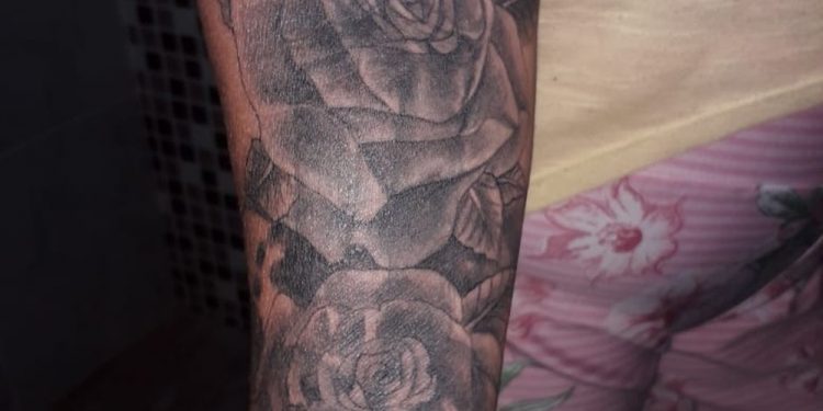 Dona de casa substitui tatuagem de pênis por flores porque não consegue emprego