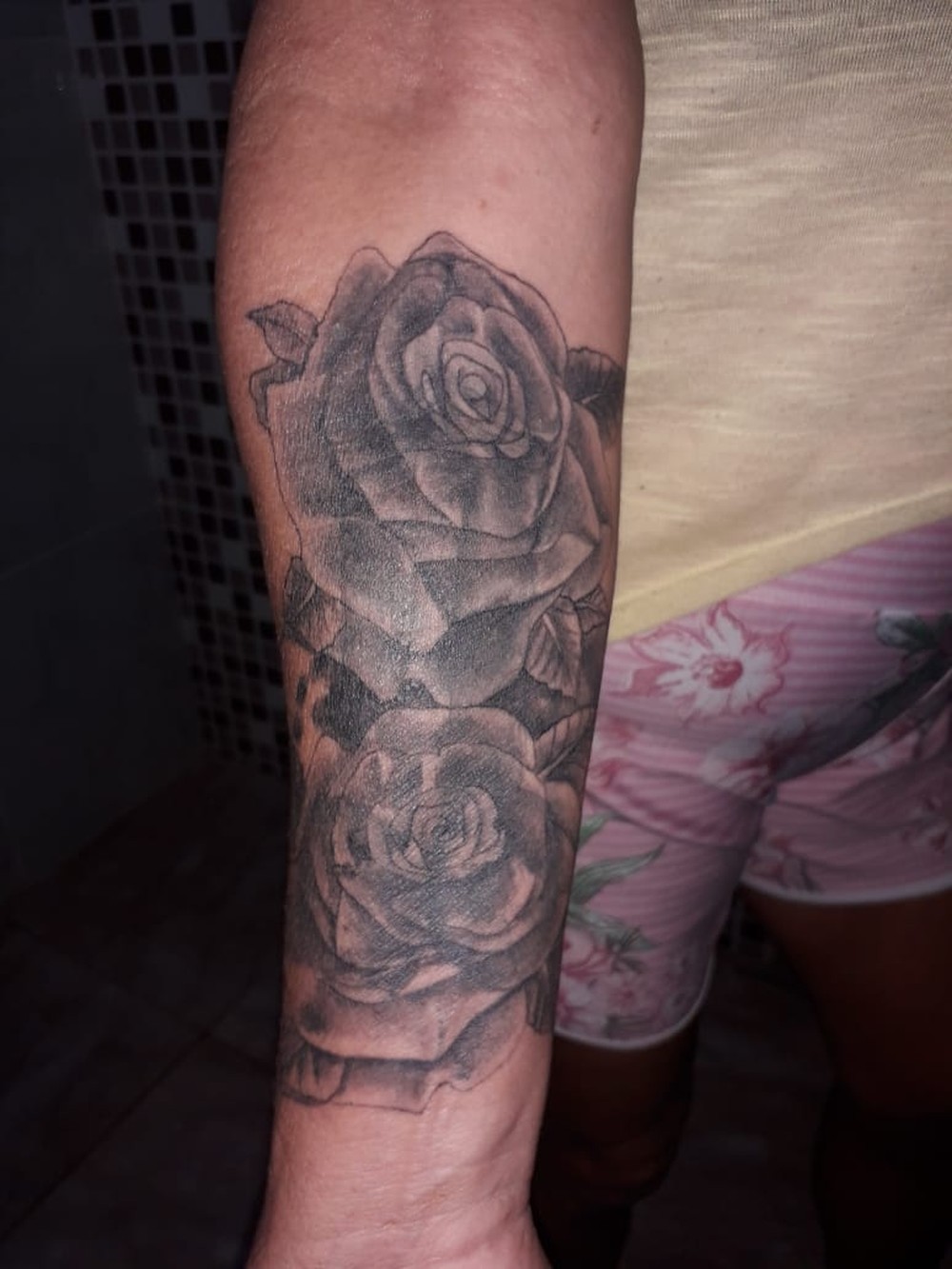 Dona de casa substitui tatuagem de pênis por flores porque não consegue emprego