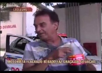 Bêbado bebe Coca Cola e arrota na cara da repórter