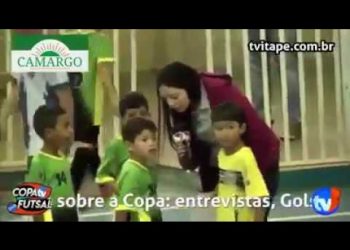 Repórter pergunta para menino o motivo de não ter ganho o jogo de futebol. Olha a resposta…
