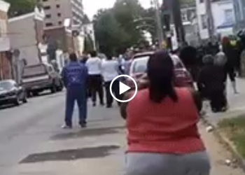 Acordou às 4 da manhã só pra ver a demolição do prédio….