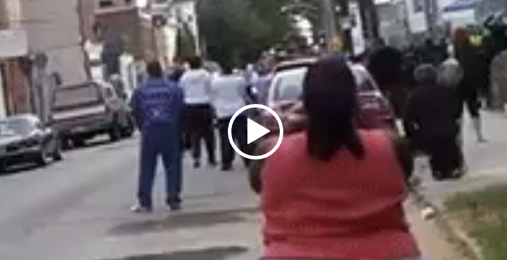 Acordou às 4 da manhã só pra ver a demolição do prédio….