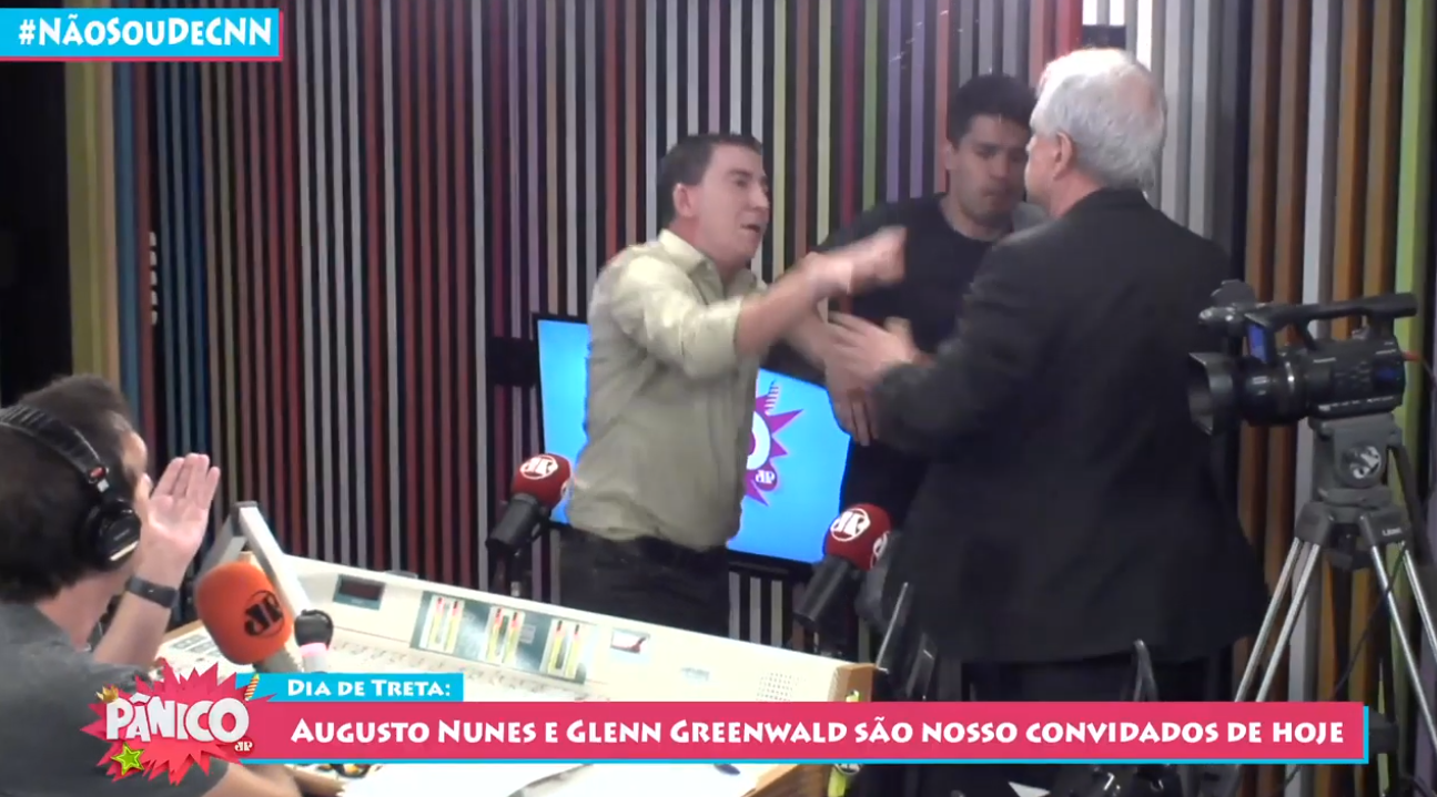 Glenn Greenwald e Augusto Nunes brigam ao vivo no Pânico na Rádio.