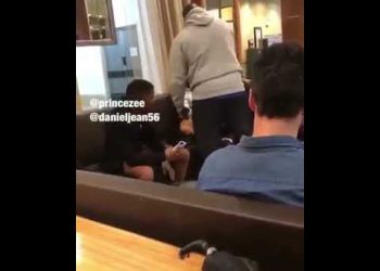 Hóspede se sentiu incomodado com a pegação do casal e, gentilmente, pediu que os pombinhos pegassem a mala e fossem para outro hotel. Nada substitui uma boa conversa!